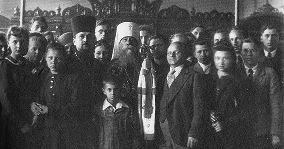 Metropolita Dionizy z chórem w cerkwi seminaryjnej św. św. Cyryla i Metodego w Warszawie (1943) 